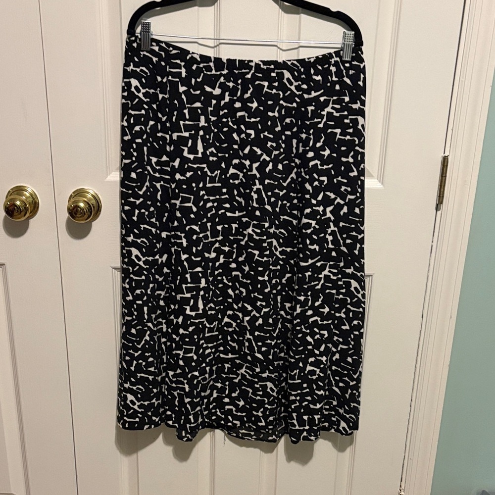 🐥Briggs New York Abstract Black and White Midi Skirt